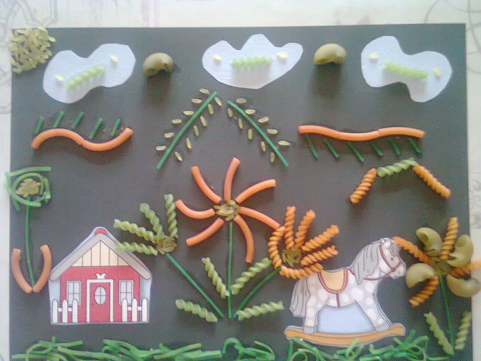 activité collage de formes et de pâtes alimentaires colorées